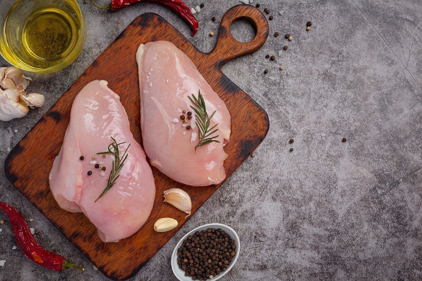 Many dishes can be prepared with chicken breast (Image by Jcomp on Freepik)